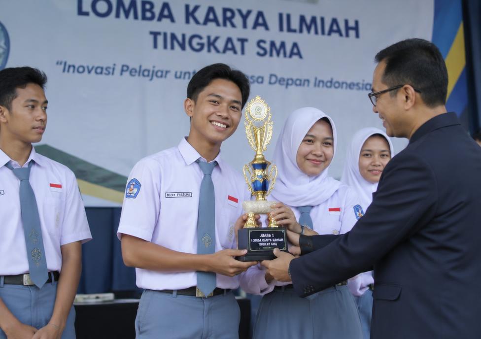[Contoh] Siswa Meraih Juara Lomba Karya Ilmiah